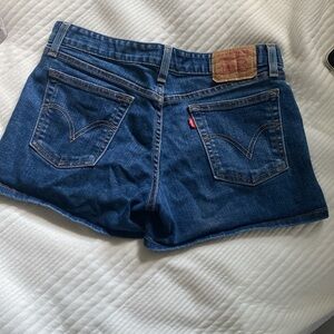 Levi’s mid rise shorts